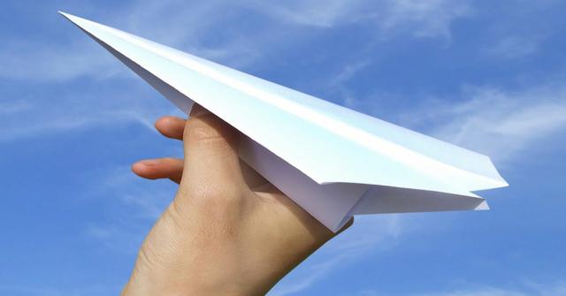 un avión de papel