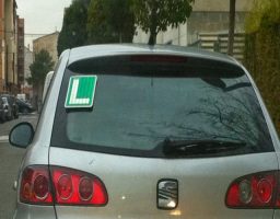 ¿Cuanto tiempo se lleva la L después de la autoescuela?