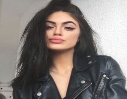 Cómo aclarar el pelo negro