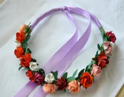 una diadema de flores