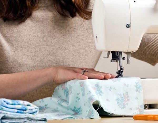 Cómo engrasar una máquina de coser