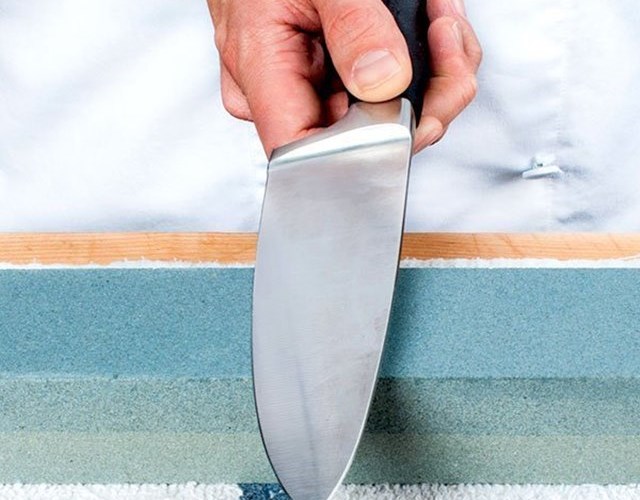 afilar un cuchillo con piedra