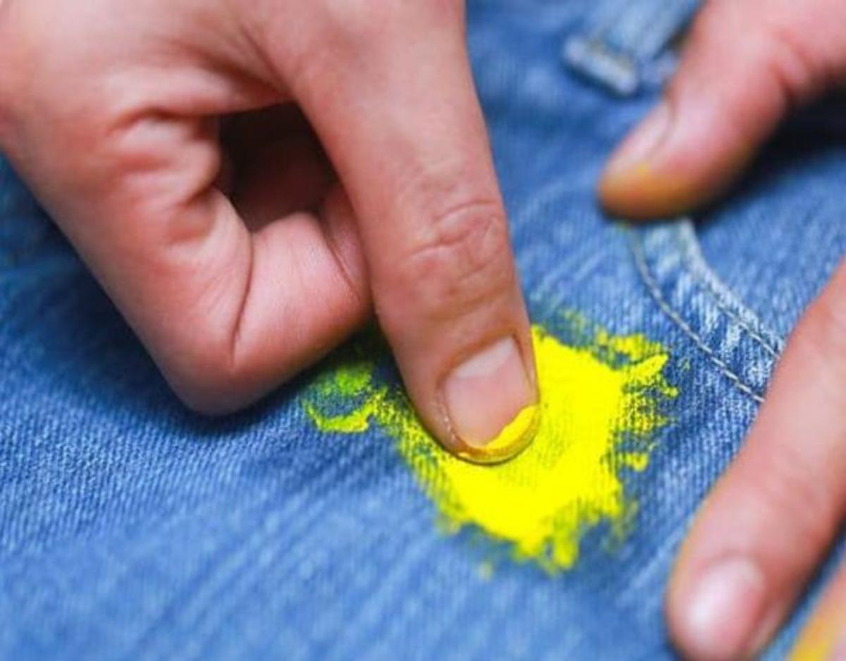 Чем отмыть брызги. Засохшая краска на одежде. Пятна краски на одежде. Пятна краски на ткани. Пятно от краски на одежде.
