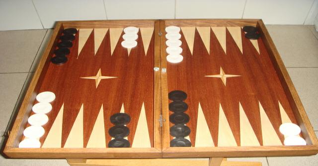 jugar al backgammon