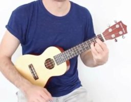 tocar el Ukelele