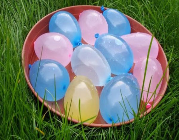 jugar con globos de agua