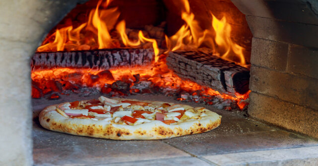 pizza en horno de piedra