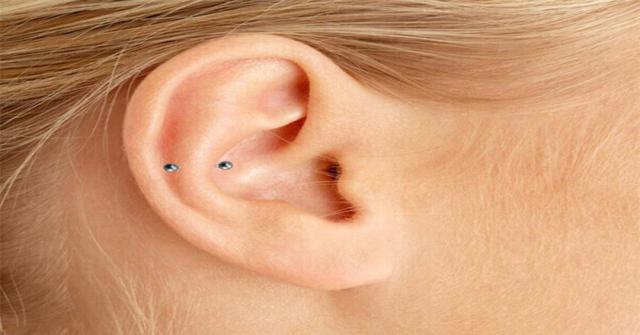 piercing en la oreja