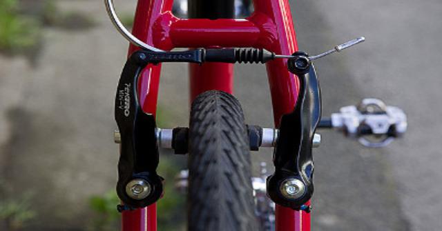 reparar los frenos de una bicicleta