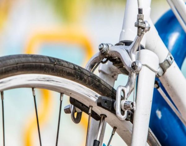 reparar los frenos de una bicicleta