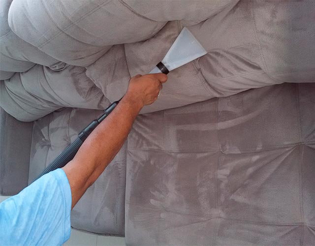 Cómo limpiar la tapicería de un sofá